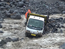 Dua Truk Tambang Terjebak Banjir Lahar Semeru di Kali Regoyo Lumajang
