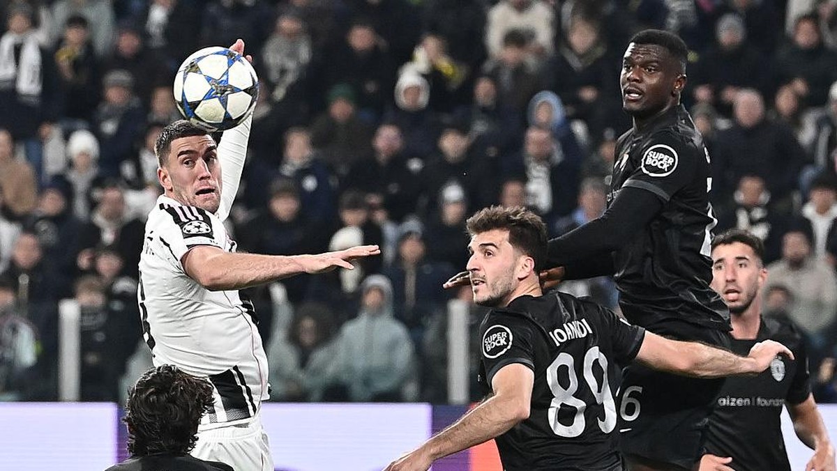 Dusan Vlahovic (kiri) menanduk bola disaksikan para pemain Sporting CP. Foto: Anadolu via Getty Images/Anadolu