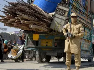 Usai Bentrokan, Nasib Warga Afghanistan di Pakistan Kian Terjepit