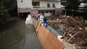 Gerak Cepat Perbaikan Darurat Tanggul Jebol di Jati Padang