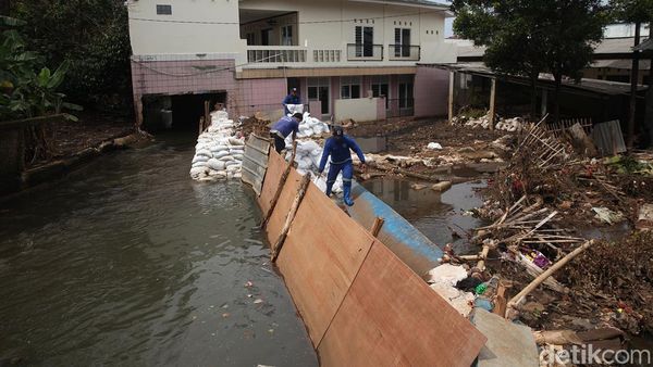 Gerak Cepat Perbaikan Darurat Tanggul Jebol di Jati Padang
