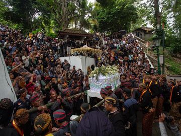 Warga Menyemut Antar Paku Buwono XIII ke Peristirahatan Terakhir