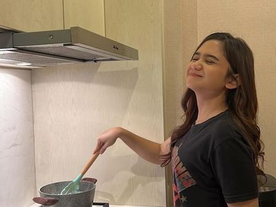 Jago Masak, Tissa Biani Bikin Omelet Pizza dan Tongkol Suwir Kemangi