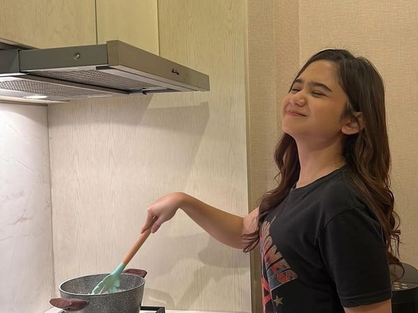 Jago Masak, Tissa Biani Bikin Omelet Pizza dan Tongkol Suwir Kemangi