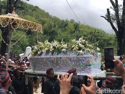 Hujan Gerimis Sambut Kedatangan Jenazah Paku Buwono XIII di Pajimatan Imogiri