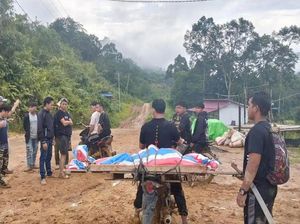 Akses Jalan Berlumpur, Jenazah Warga Sanggau Diangkut Pakai Motor