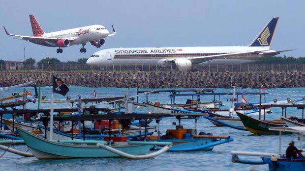 Sebuah pesawat bersiap melakukan pendaratan di Bandara I Gusti Ngurah Rai melintas di Pantai Kelan, Badung, Bali, Rabu (5/11/2025). Badan Pusat Statistik Provinsi Bali mencatat jumlah penerbangan keberangkatan dari Bali secara kumulatif pada periode Januari-September 2025 yakni internasional sebanyak 29.246 unit penerbangan, dan domestik 24.220 unit penerbangan. ANTARA FOTO/Nyoman Hendra Wibowo