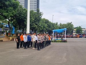 Tim Tanggap Bencana Polda Metro Siagakan Perahu Karet-Pelampung Bantu Warga