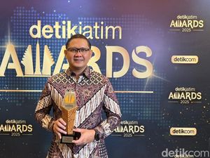 Kadisdik Aries Agung Terima detikJatim Awards untuk Inovasi Pendidikan