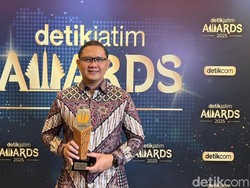 Kadisdik Aries Agung Terima detikJatim Awards untuk Inovasi Pendidikan