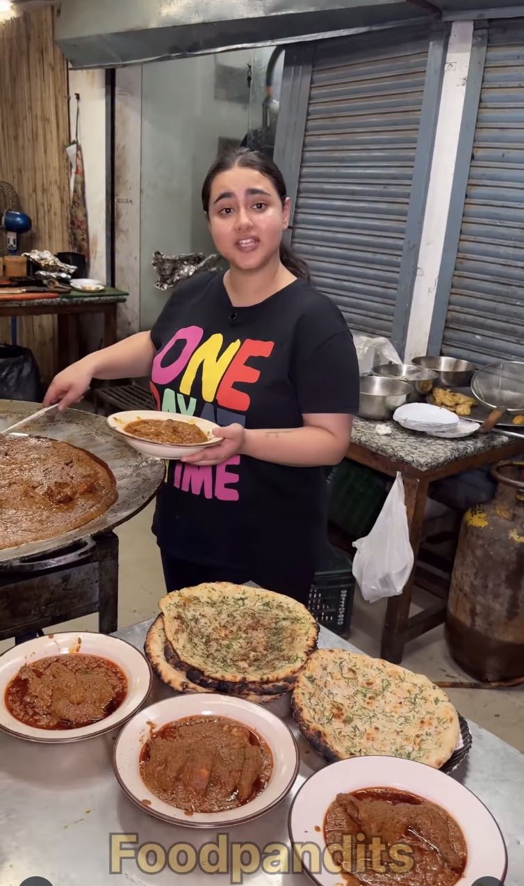 Keren! Wanita Cantik Ini Sukses Jualan Ayam Goreng Kaki Lima di Usia 25 Tahun