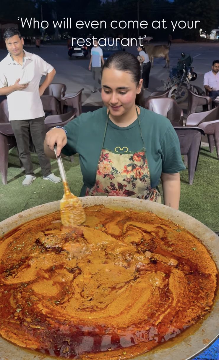 Keren! Wanita Cantik Ini Sukses Jualan Ayam Goreng Kaki Lima di Usia 25 Tahun