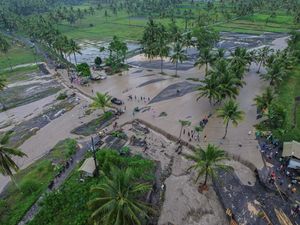 Tanggul Sungai Regoyo di Lumajang Jebol Akibat Banjir Lahar Gunung Semeru