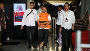 Langkah Gubernur Riau Menuju Mobil Tahanan Usai Ditetapkan Tersangka