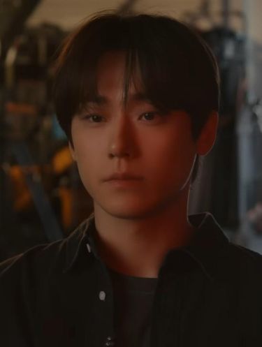 Lee Do Hyun dan Bae Suzy tampil bersama dalam video klip Stay milik grup Urban Zakapa yang dirilis pada Senin, (3/11/2025) lalu.