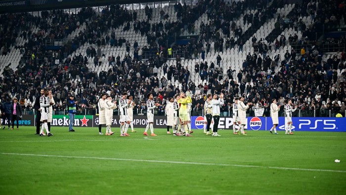 TURIN, ITALY - NOVEMBER 04: Juventus players greet the fans after the UEFA Champions League 2025/26 League Phase MD4 match between Juventus and Sporting Clube de Portugal at Juventus Stadium on November 04, 2025 in Turin, Italy. (Photo by Daniele Badolato - Juventus FC/Getty Images)