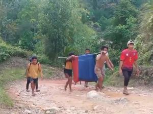 Video: Jalan Rusak, Pasutri Lansia Ditandu 7 Km ke Puskesmas di Mamasa
