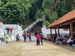 Warga Padati Makam Imogiri Jelang Pemakaman Raja Keraton Solo PB XIII