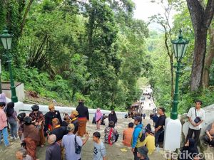 Video: Suasana Jelang Pemakaman Raja Keraton Solo PB XIII