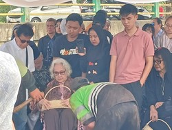 Suasana Haru Selimuti Pemakaman Totok Sardjan Ayah Mertua Once Mekel
