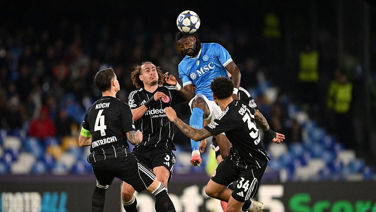 Gelandang Napoli Frank Anguissa (tengah) dikawal tiga pemain Frankfurt. Foto: UEFA via Getty Images/Tullio Puglia - UEFA
