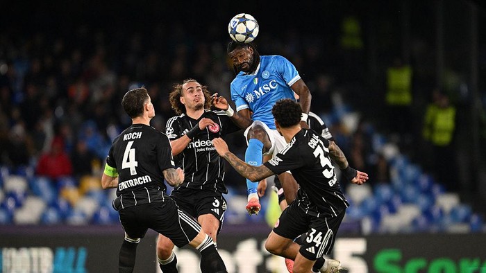 NAPLES, ITALY - NOVEMBER 04: Frank Anguissa of Napoli contends for the aerial ball with Arthur Theate of Eintracht Frankfurt (2L) during the UEFA Champions League 2025/26 League Phase MD4 match between SSC Napoli and Eintracht Frankfurt at Stadio Diego Armando Maradona on November 04, 2025 in Naples, Italy. (Photo by Tullio Puglia - UEFA/UEFA via Getty Images)