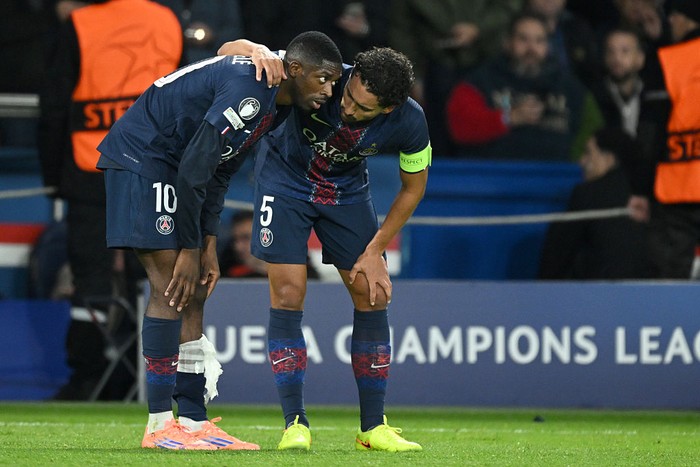 PARIS, FRANCE - NOVEMBER 4: PSG’s Ousmane Dembélé is comforted by teammate Marquinhos following an injury during the UEFA Champions League 2025/26 League Phase MD4 match between Paris Saint-Germain and FC Bayern München at Parc des Princes on November 4, 2025 in Paris, France. (Photo by Lionel Hahn/Getty Images)