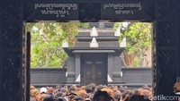 Paku Buwono XIII Dimakamkan Tertutup, Warga Hanya Bisa Doakan dari Luar