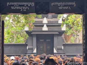 Pemakaman Paku Buwono XIII Digelar Tertutup, Warga Ikut Mendoakan dari Luar