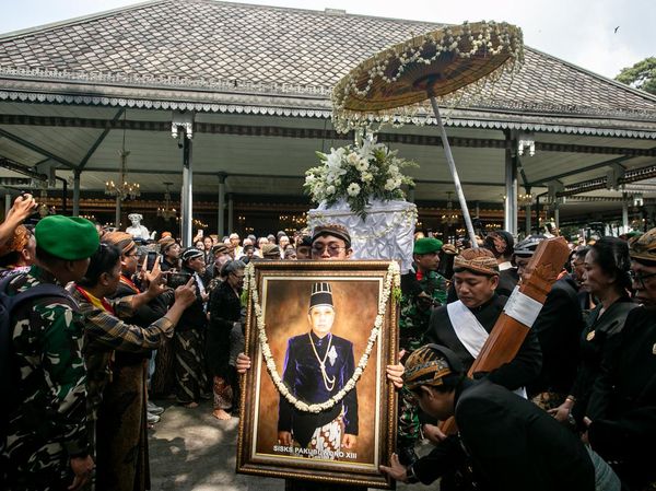Haru Warga dan Abdi Dalem Iringi Pemakaman Raja Solo Paku Buwono XIII