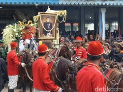 Jenazah PB XIII Diberangkatkan dari Keraton Solo ke Loji Gandrung