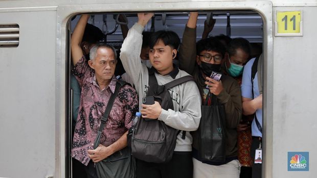 Penumpang kereta saat menaiki kereta Api tujuan Tn Abang di Kawasan Stasiun Manggarai Rabu (5/11/2025). (CNBC Indonesia/Muhammad Sabki)