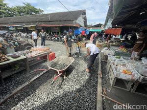 Lelah Tunggu Pemda, Pedagang Perbaiki Jalan Rusak di Pasar Pangandaran