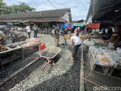 Lelah Tunggu Pemda, Pedagang Perbaiki Jalan Rusak di Pasar Pangandaran