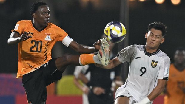 Pesepak bola Timnas Indonesia U-17 Mierza Firjatullah (kanan) berebut bola dengan pesepak bola Timnas Zambia U-17 Jonathan Kalimina (kiri) pada laga Grup H Piala Dunia U-17 di Lapangan 7 Aspire Zone, Doha, Qatar, Selasa (4/11/2025). ANTARA FOTO/Bayu Pratama S/fzn/bar