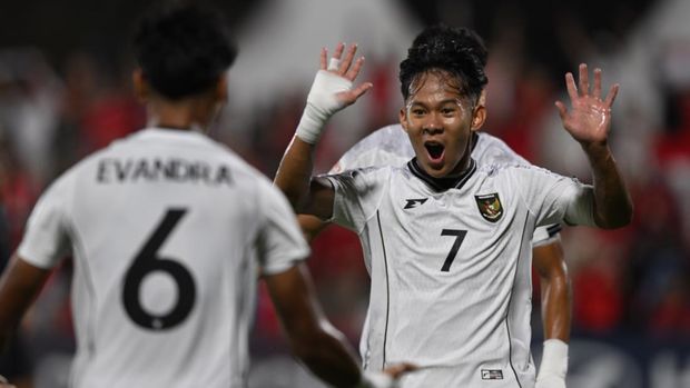 Pesepak bola Timnas Indonesia U-17 Zahaby Gholy (kanan) melakukan selebrasi bersama rekannya Evandra Florasta (kiri) usai mencetak gol ke gawang Timnas Zambia U-17 pada laga Grup H Piala Dunia U-17 di Lapangan 7 Aspire Zone, Doha, Qatar, Selasa (4/11/2025). ANTARA FOTO/Bayu Pratama S/fzn/bar