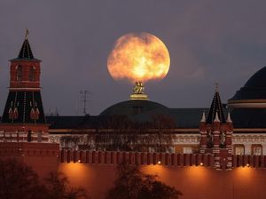 Pesona Supermoon Beaver Moon Hiasi Langit Moskow dan Sydney