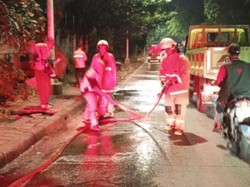 Tumpahan Oli di Kelapa Gading Bikin Pemotor Berjatuhan, Damkar Turun Tangan