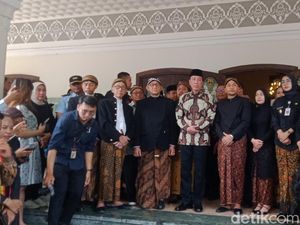 Jokowi Ikut Lepas Jenazah Pakubuwono XIII dari Solo ke Imogiri