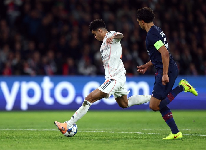 Soccer Football - UEFA Champions League - Paris St Germain v Bayern Munich - Parc des Princes, Paris, France - November 4, 2025 Bayern Munich's Luis Diaz is shown a red card by referee Maurizio Mariani REUTERS/Gonzalo Fuentes     TPX IMAGES OF THE DAY