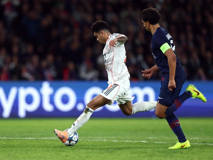 Soccer Football - UEFA Champions League - Paris St Germain v Bayern Munich - Parc des Princes, Paris, France - November 4, 2025 Bayern Munich's Luis Diaz is shown a red card by referee Maurizio Mariani REUTERS/Gonzalo Fuentes     TPX IMAGES OF THE DAY