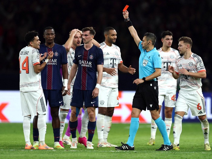 Soccer Football - UEFA Champions League - Paris St Germain v Bayern Munich - Parc des Princes, Paris, France - November 4, 2025 Bayern Munich's Luis Diaz is shown a red card by referee Maurizio Mariani REUTERS/Gonzalo Fuentes TPX IMAGES OF THE DAY