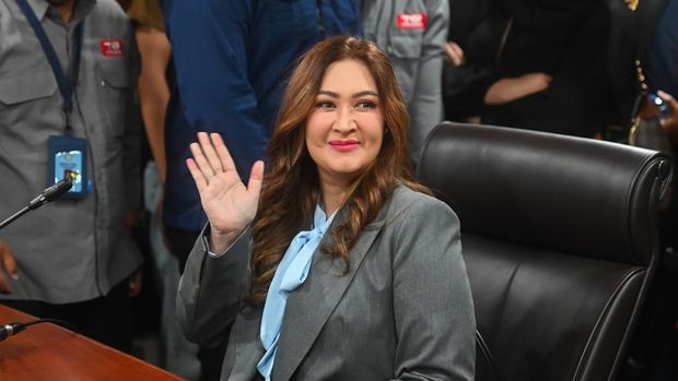 Anggota DPR nonaktif Nafa Urbach bersiap mengikuti sidang putusan kasus dugaan pelanggaran kode etik anggota DPR nonaktif di Mahkamah Kehormatan Dewan (MKD) DPR, Kompleks Parlemen, Senayan, Jakarta, Rabu (5/11/2025). Mahkamah Kehormatan Dewan (MKD) DPR memutuskan untuk mengaktifkan kembali Adies Kadir dan Surya Utama alias Uya Kuya sebagai anggota DPR sedangkan untuk anggota DPR nonakatif Ahmad Sahroni, Nafa Urbach, dan Eko Hendro Purnomo terbukti melanggar kode etik dan menjatuhkan hukuman tambahan dengan memperpanjang masa nonaktif sebagai anggota DPR. ANTARA FOTO/Rivan Awal Lingga