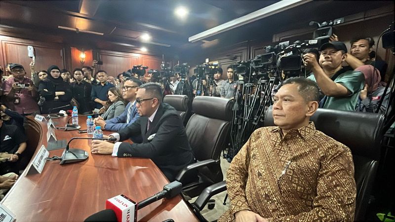 Anggota DPR nonaktif Adies Kadir, Nafa Urbach, Surya Utama, Eko Hendro Purnomo, dan Ahmad Sahroni menghadiri putusan MKD DPR digelar di kompleks parlemen, Senayan, Jakarta, (5/11/2025)