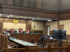 Terdakwa Kasus Migor Ini Terisak Minta Divonis Ringan: Saya Cuma Perantara