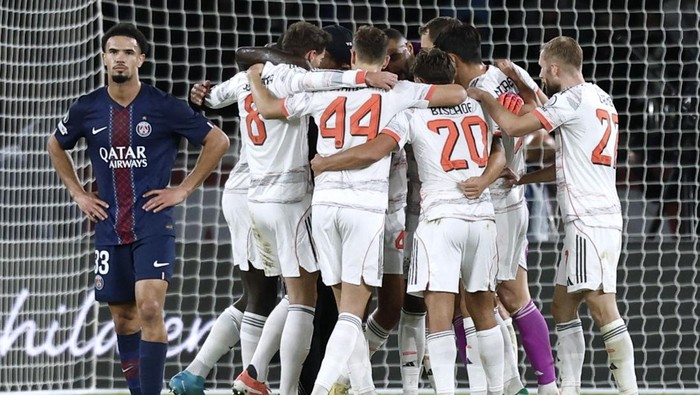 Soccer Football - UEFA Champions League - Paris St Germain v Bayern Munich - Parc des Princes, Paris, France - November 4, 2025 Bayern Munich players celebrate after the match REUTERS/Benoit Tessier