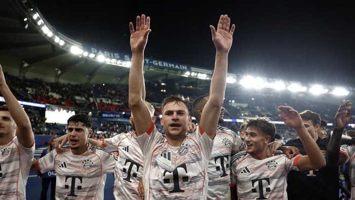 Soccer Football - UEFA Champions League - Paris St Germain v Bayern Munich - Parc des Princes, Paris, France - November 4, 2025 Bayern Munichs Joshua Kimmich and teammates celebrate after the match REUTERS/Benoit Tessier