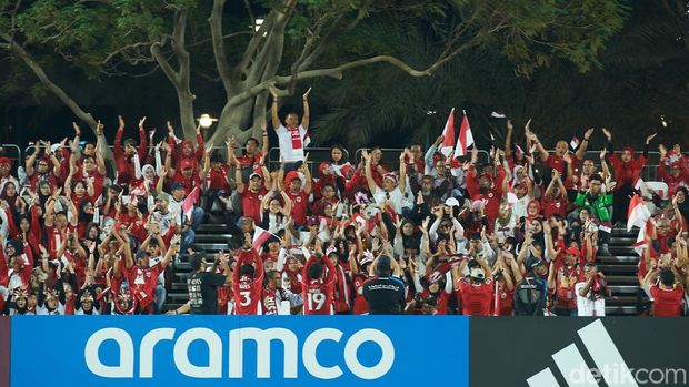 Suporter Timnas Suporter mendukung Timnas Indonesia U-17 di Piala Dunia U-17 2025.