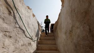 Terusir dari Tanah Sendiri, Warga Palestina Bertahan di Gua