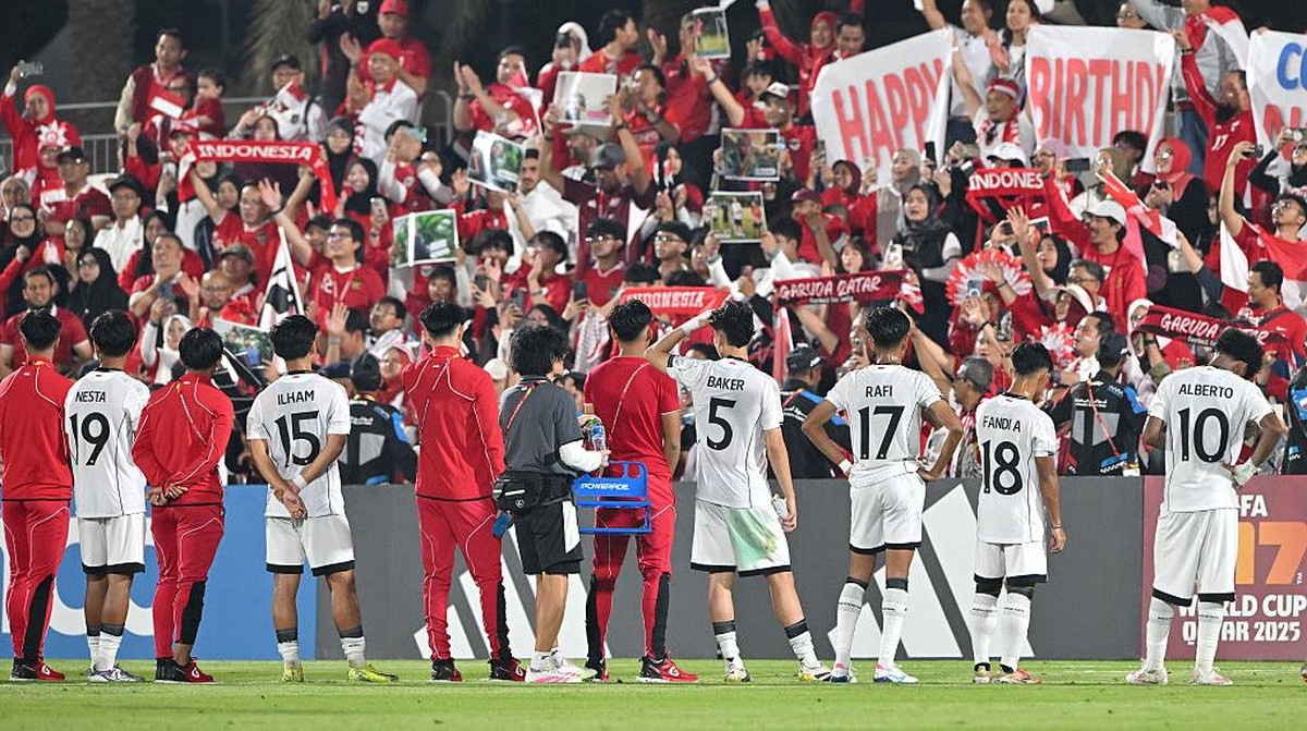 Para pemain Timnas U-17 menemui suporter usai laga melawan Zambia. Foto: FIFA via Getty Images/Chris Ricco - FIFA